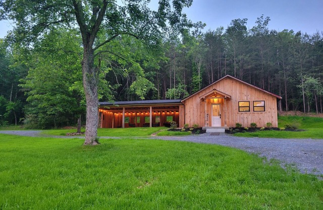 Moon tree cabin 🌙🌲 2-bedrooms in Rydal, close to Buc-ee's! Outside shower!