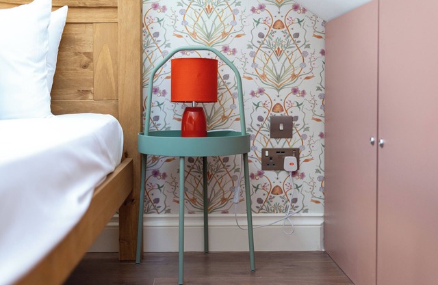 Moonbeam Cottage - Cozy Cottage in London. Pet friendly!