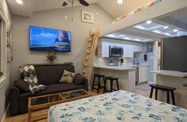 Moongate, a Stylish Studio Retreat near Duval, Pet-Friendly, Gated and Private
