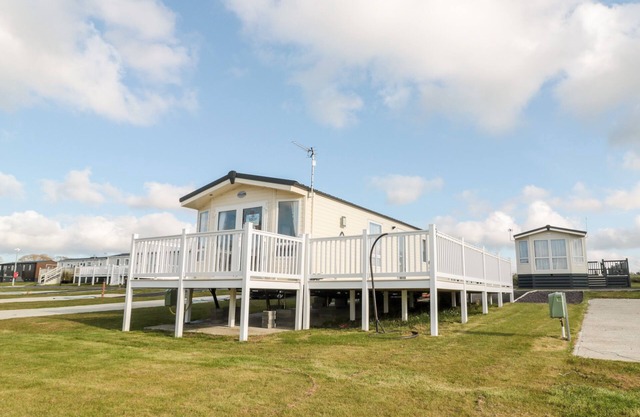 MOONLIGHT LODGE, pet friendly, with a garden in West Thirston