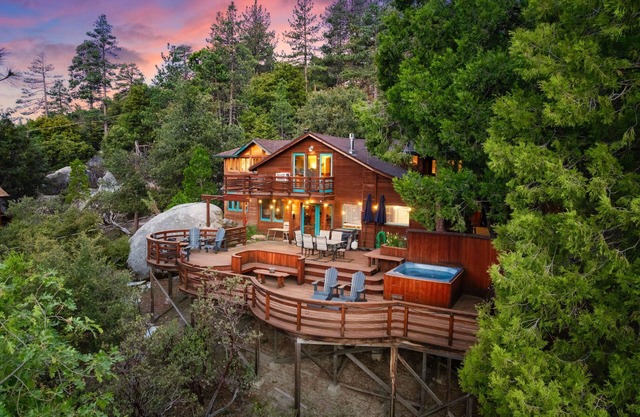 Chef-d'œuvre du menuisier "Moonlight Mountain Retreat" avec spa et salle de jeux