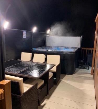 Moonlight Ridge -2 bedroom lodge with hot tub