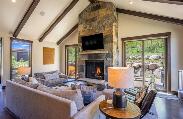 Moonlight Ridge - Private Hot Tub, Sleeps 10 - 7 beds!