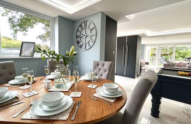 Moonsticks, Modern & Well Presented 5 Bed House