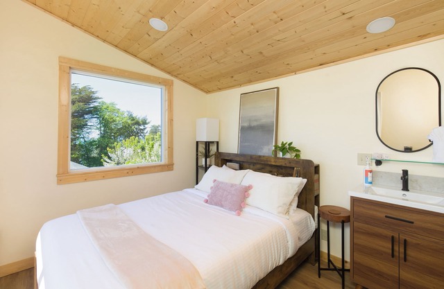 Moonstone Beach Delight – Cozy Studio w/ Ocean Views, Airstream Kitchenette & Deck