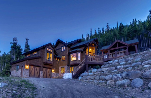Moonstone Lodge: Spacious Mountain Home w/ Amazing Views