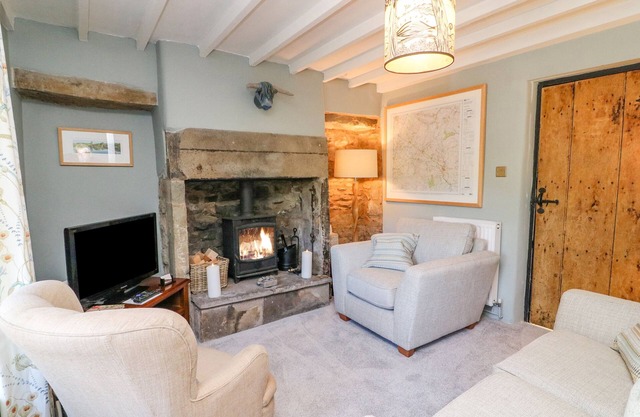 MOOR COTTAGE, pet friendly, with open fire in Kirkby Lonsdale