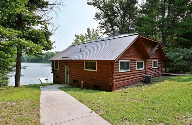 Mooreland Cabin on Spirit Lake, Delta