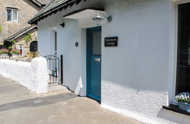 MOORHURST COTTAGE, family friendly in Grange-Over-Sands