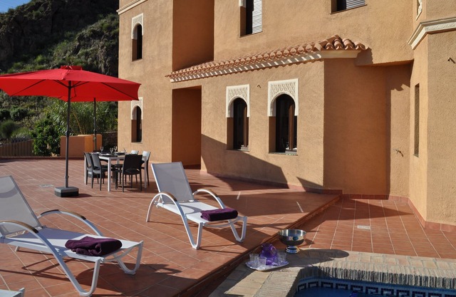 Villa Mauresque avec vue panoramique, piscine privée, calme, 15 km des plages