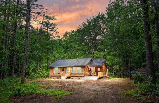 MOOSE CABIN | 5-Star Maine Experience | Hot Tub