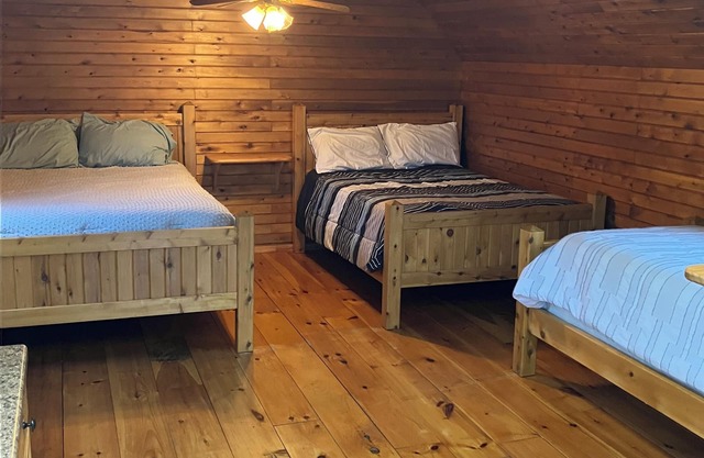 Moose Cabin - Lakeside Cabin! Come check us out any season