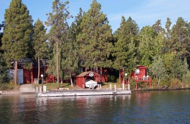 Moose Lodge Rustic Log Home comprend deux quais de glissement de bateau avec 2 cabines invités