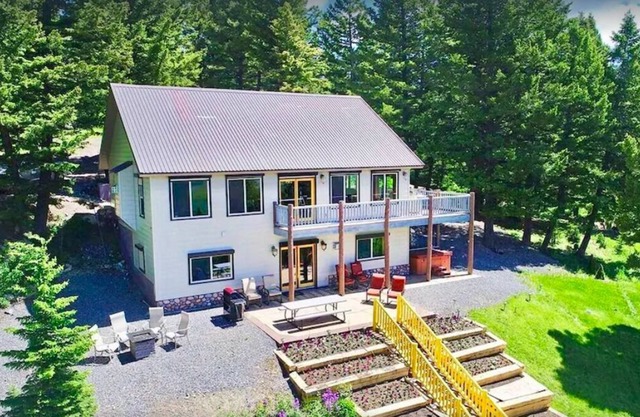 Unbeatable Views!!!! Close to Yellowstone, Henry's Lake/Bike & Hike Trails, Hot tub, Firepit