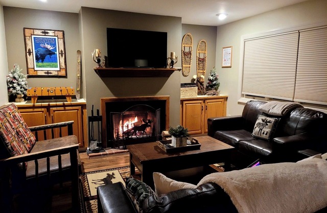 Moose Tracks: a gorgeous two bedroom townhouse, sleeps 6-8, AC, in town!.