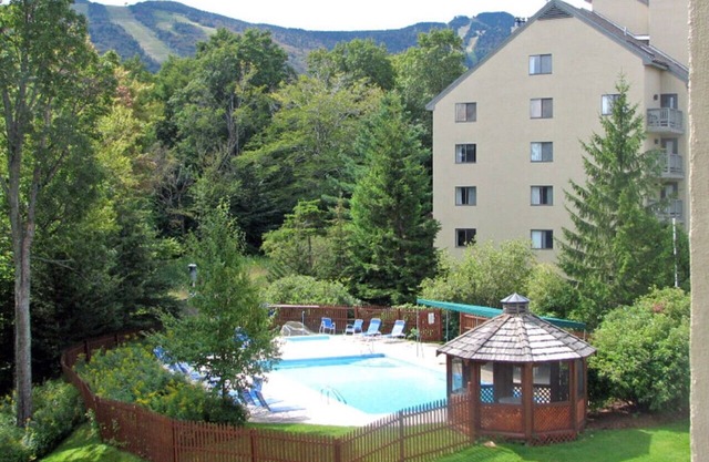 Moose Tracks Lodge - Shuttle on and off, pool, hot tub