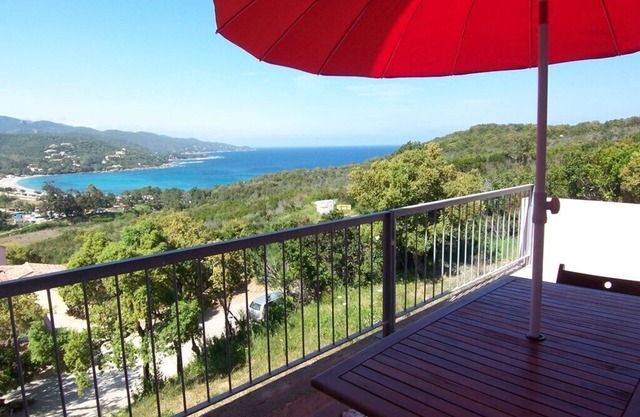 APPARTEMENT MORA - VUE MER - FAVONE- classé 2**