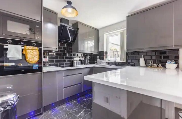 Mordenised 2 Bedroom House close to City Centre
