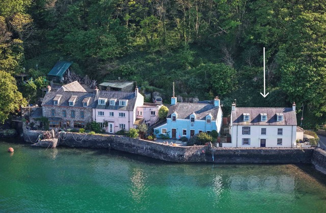 Morgan's Cottage possède l'une des meilleures positions de Dale au bord de l'eau