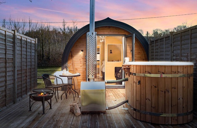 Morgan Sweet, Apple Tree Glamping - a chalet that sleeps 2 guests in 1 bedroom