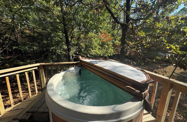 Morning Star ROMANTIC Log Cabin in the woods. Hot Tub & Wood Burning Fire Place.