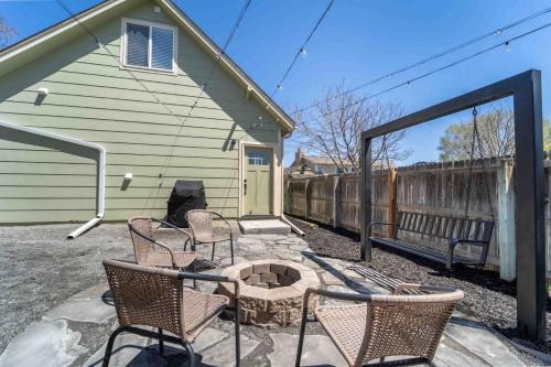 Morrison Getaway - 2BR House BBQ Free Parking