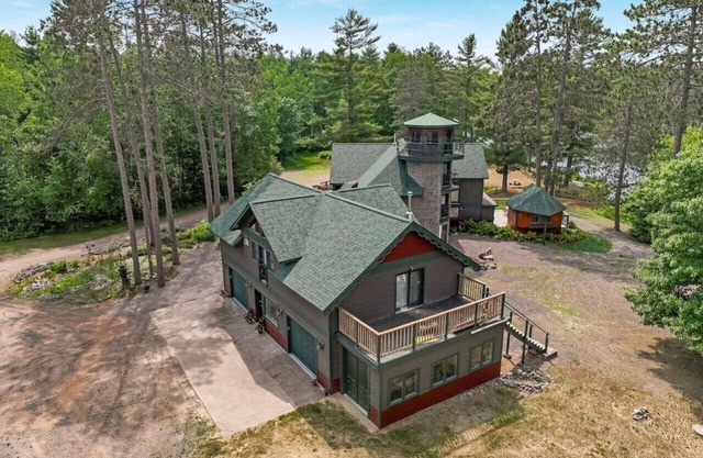 Charming 5 bedroom Lodge on Private Lake, Pet Friendly