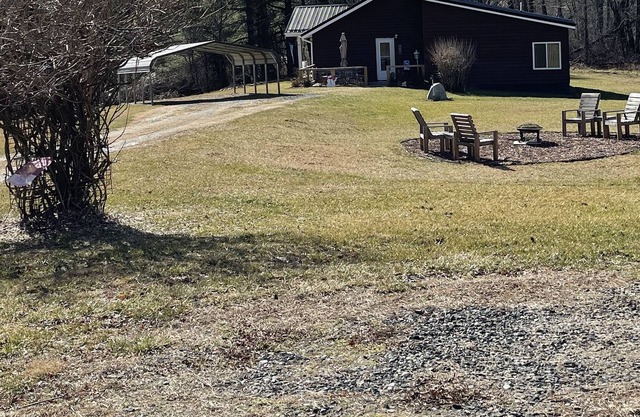 MOSS HOLLAR FARMHOUSE Secluded remodeled farmhouse minutes from The New River