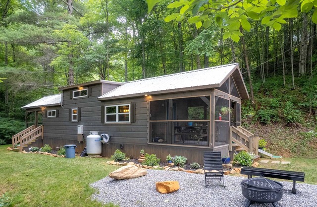 Mossy Falls -- Adorable Tiny Home Located in the Smokies with Private Waterfalls and a Fire Pit!