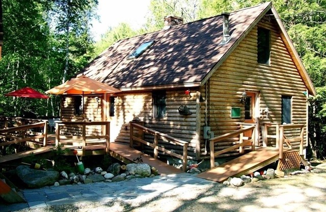 Mossy Glen Lodge 'Log Cabin' avec un ruisseau et un hamac