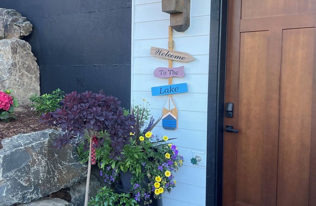 Mossyrock, WA Charming Retreat with Lake Views!
