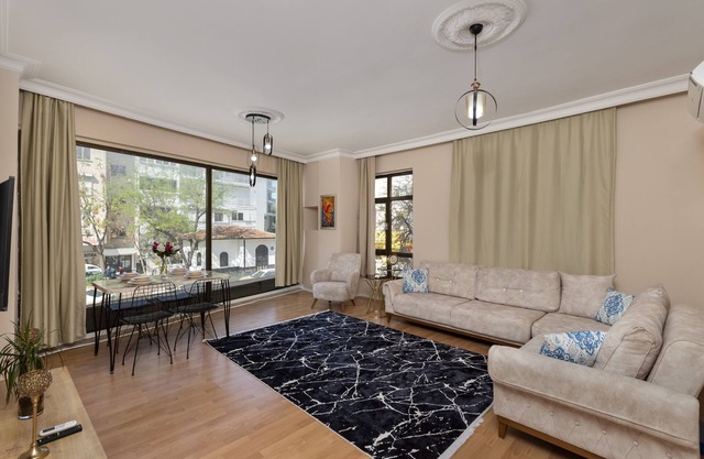 Most great location in the City, 2 min to Oldtown