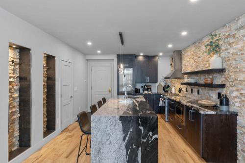 Most Luxurious1Br in town And steps to the Gondola