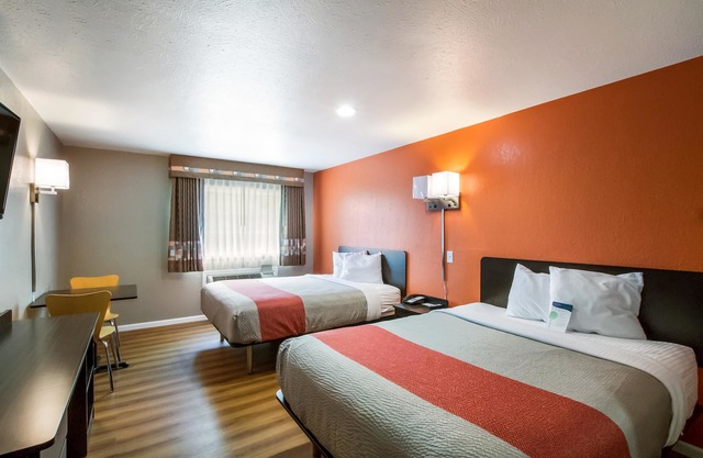 Motel 6 Rossford, OH