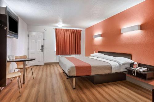 Motel 6-Youngstown, OH