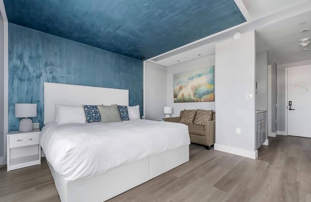 Mott Haven King Studio w Balcony | Gym+Hotel Amenities