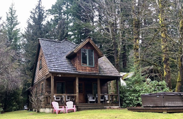 Mount Rainier & Crystal Mountain Cedar Cabin on Greenwater River.