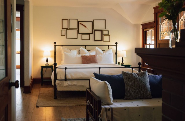 Mount Tom House - a whimsically charming getaway in 200 acres of Oregon forest