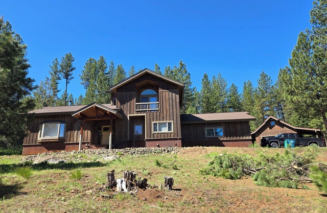 Cheerful 3 BD cabin with quiet beautiful views.