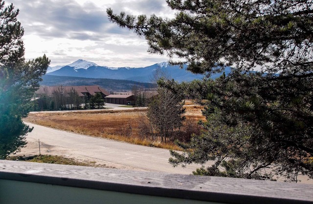 Condo de montagne, 2 chambres, 2 bains, ski, natation, salon de montagne