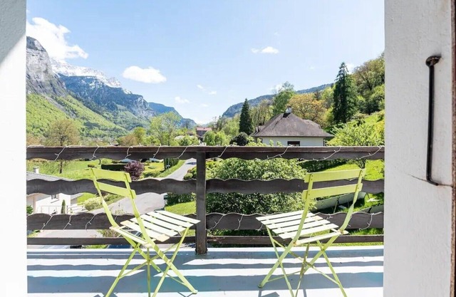 Appartement à la montagne avec balcon/terrasse. Parking gratuit, espace travail.