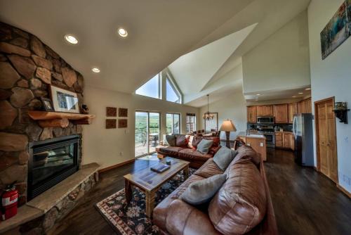 Mountain Bliss 3 BR Retreat With Views and Hot Tub