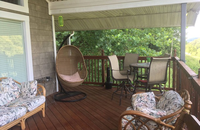 Mountain Bliss......your chalet getaway retreat!! 4BR 2BA with private setting!!