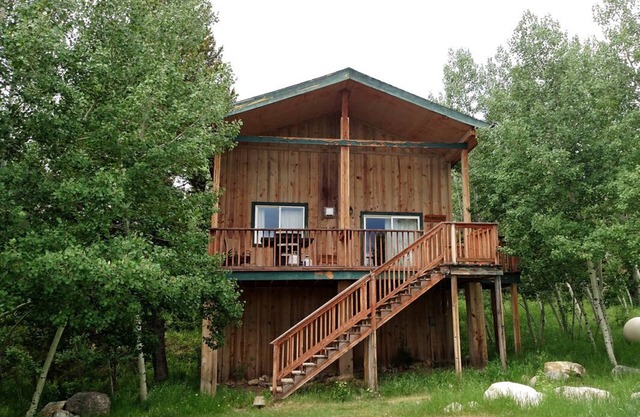 Chalet de montagne offrant plusieurs aménagements extérieurs pour toutes les saisons
