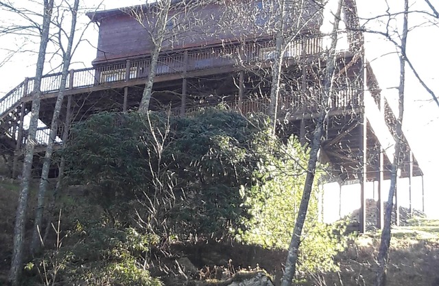 Chalet de montagne situé dans une communauté fermée, à distance de marche de la rivière.