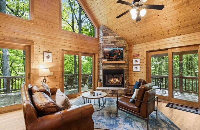 Charmante cabine 3BR / 3BA sur New River avec bain à remous, table de billard, chauffage central et climatisation!