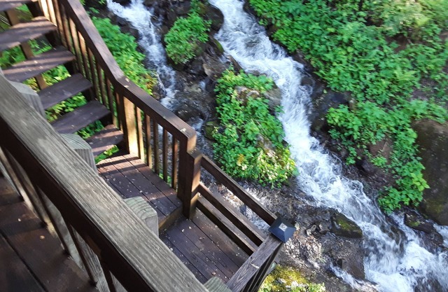 Cabane de montagne en hauteur avec une crique et une cascade