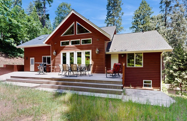 NOUVELLE LISTE! Chalet de montagne avec foyer au gaz, piscine commune, accès au centre de loisirs
