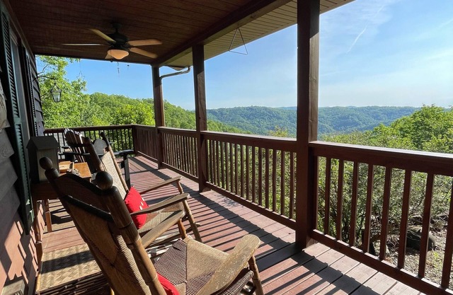 Mountain Cabin with sunset VIEWs for Miles! Close to Boone and Blowing Rock