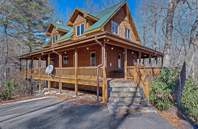 Mountain cabin with wrap-around balcony, games, fireplace, & children's items